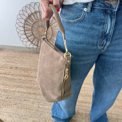 Bolso cremalleras serraje taupe iniciales bordadas