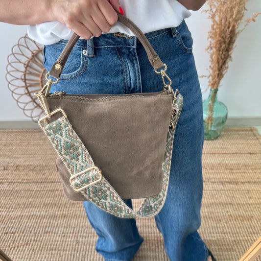 Bolso cremalleras serraje taupe iniciales bordadas