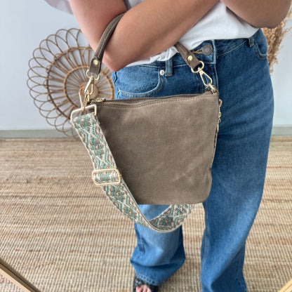 Bolso cremalleras serraje taupe iniciales bordadas