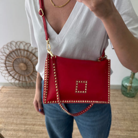 Bandolera rojo piel tachuelas doradas