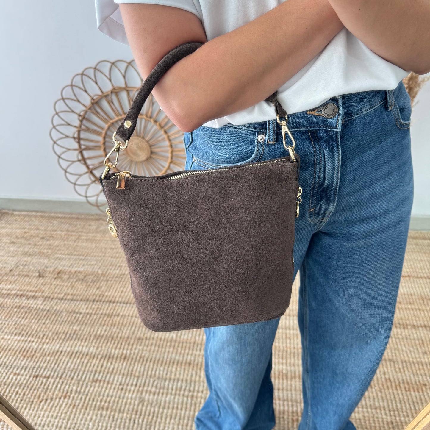 Bolso cremalleras serraje marrón iniciales bordadas