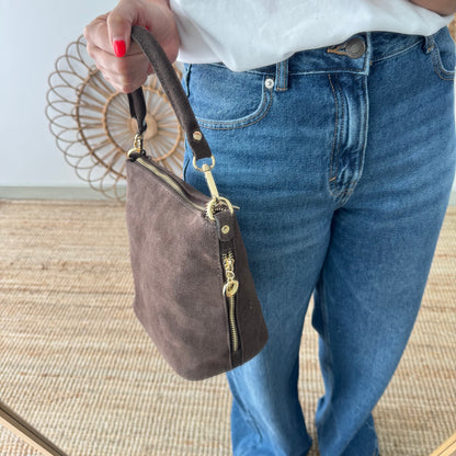 Bolso cremalleras serraje marrón iniciales bordadas