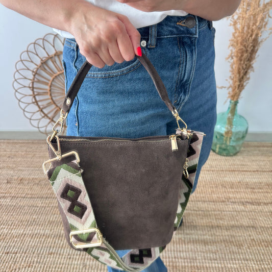 Bolso cremalleras serraje marrón iniciales bordadas