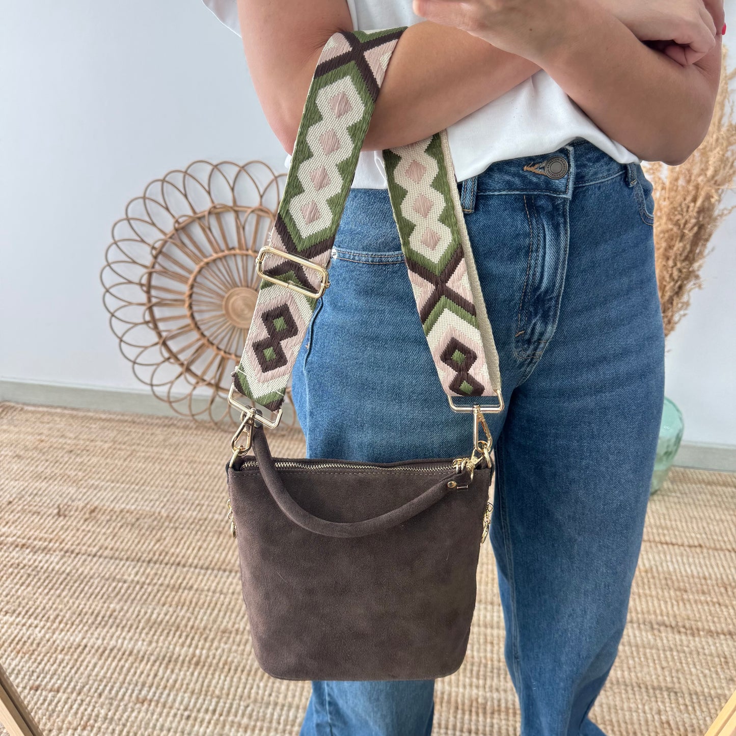 Bolso cremalleras serraje marrón iniciales bordadas
