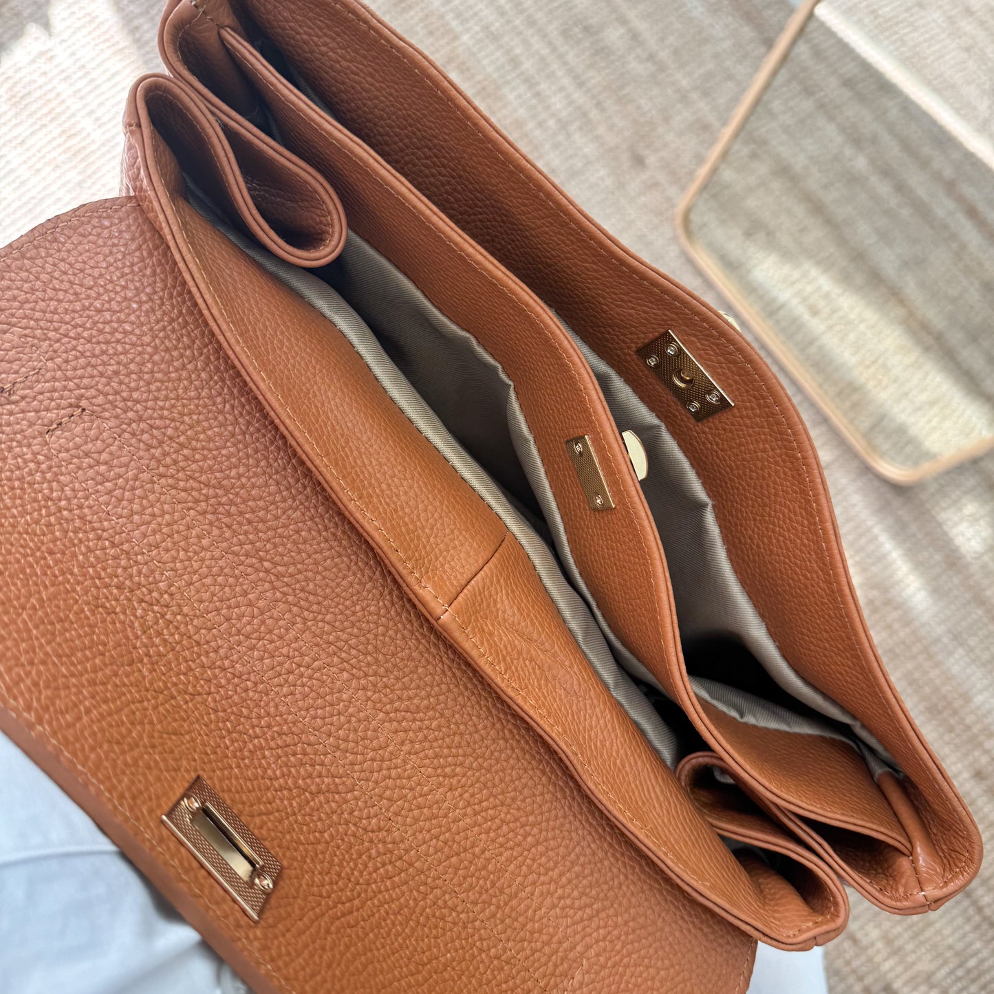 Bolso tote cierres piel camel