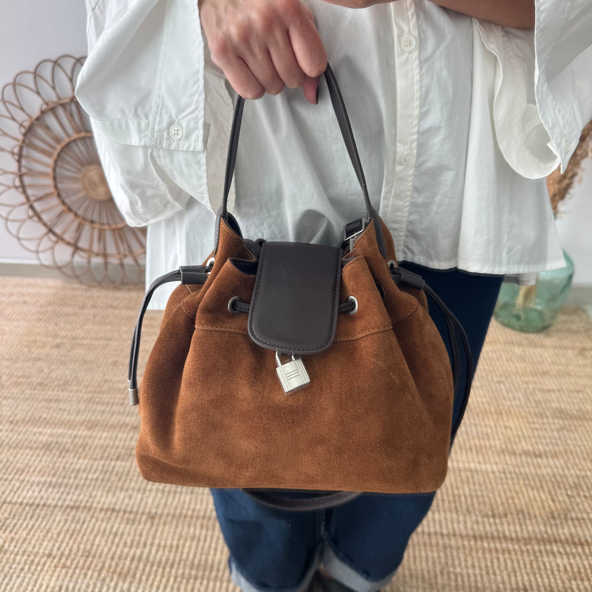 Bolso saco serraje y piel camel candado