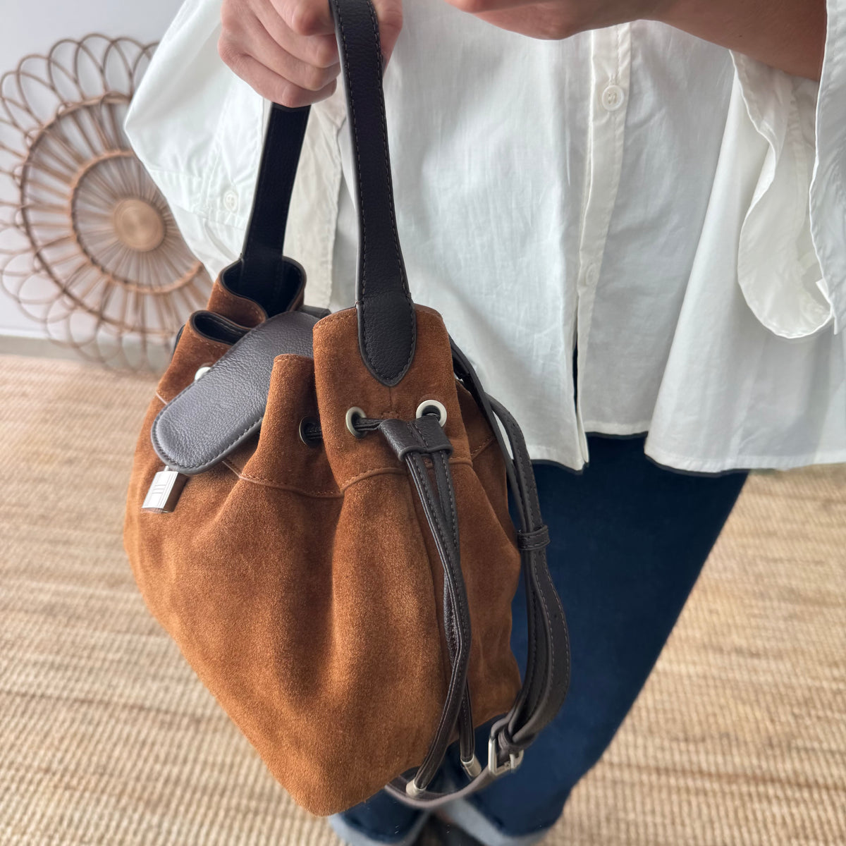 Bolso saco serraje y piel camel candado