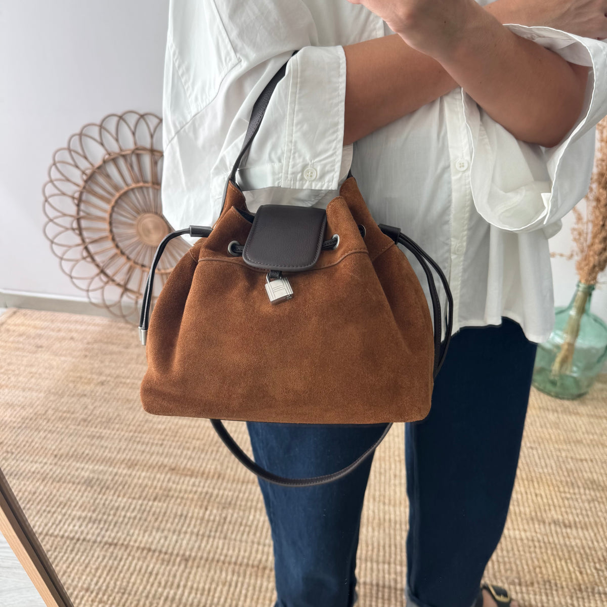 Bolso saco serraje y piel camel candado