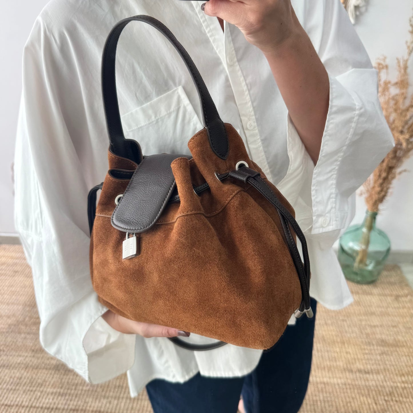 Bolso saco serraje y piel camel candado