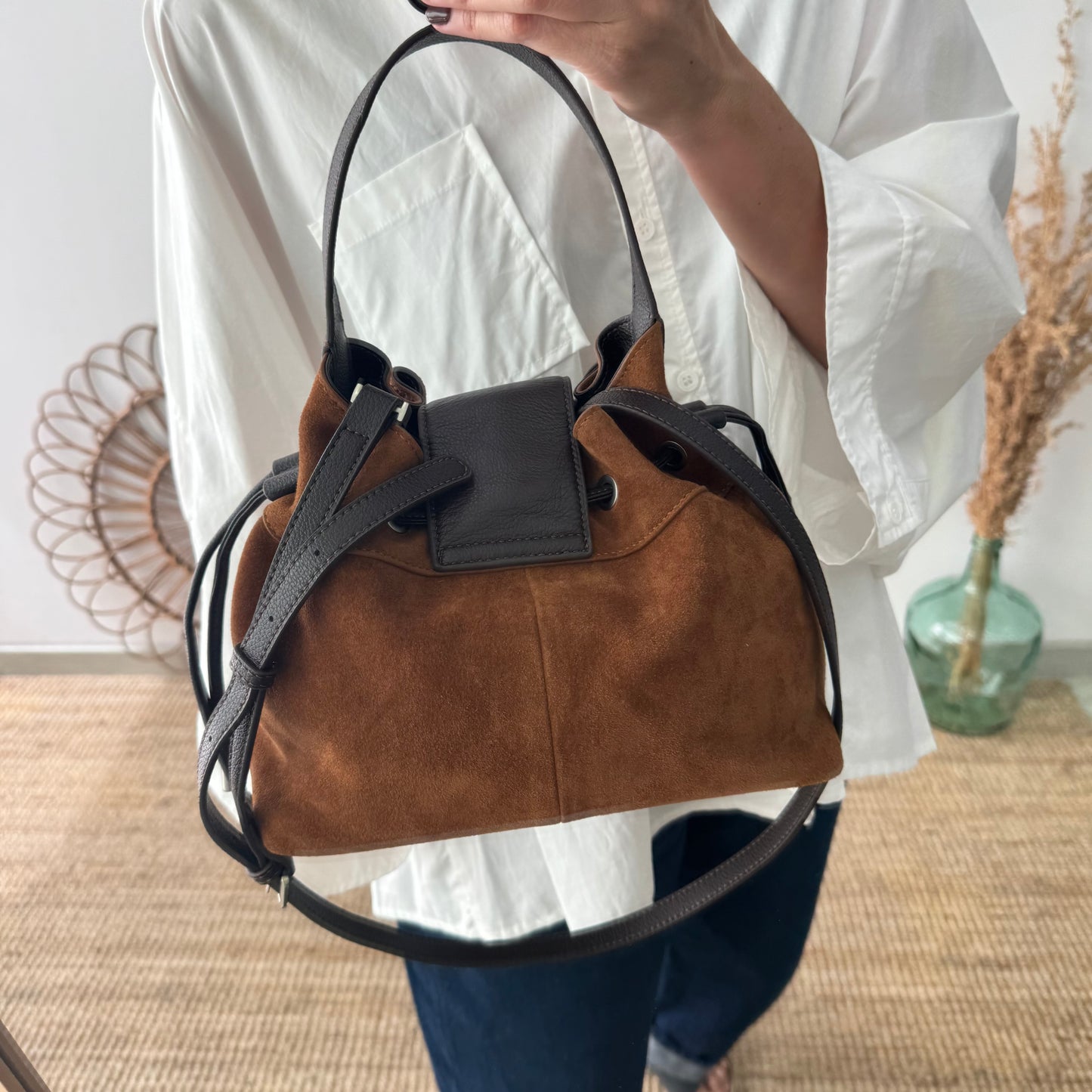 Bolso saco serraje y piel camel candado
