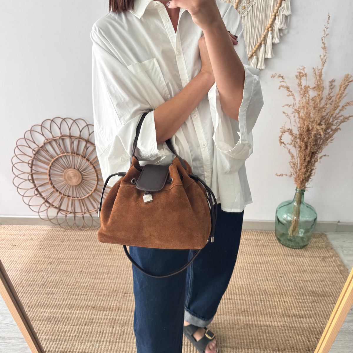 Bolso saco serraje y piel camel candado