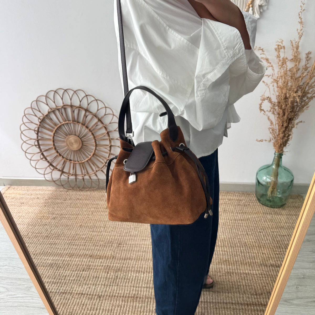 Bolso saco serraje y piel camel candado