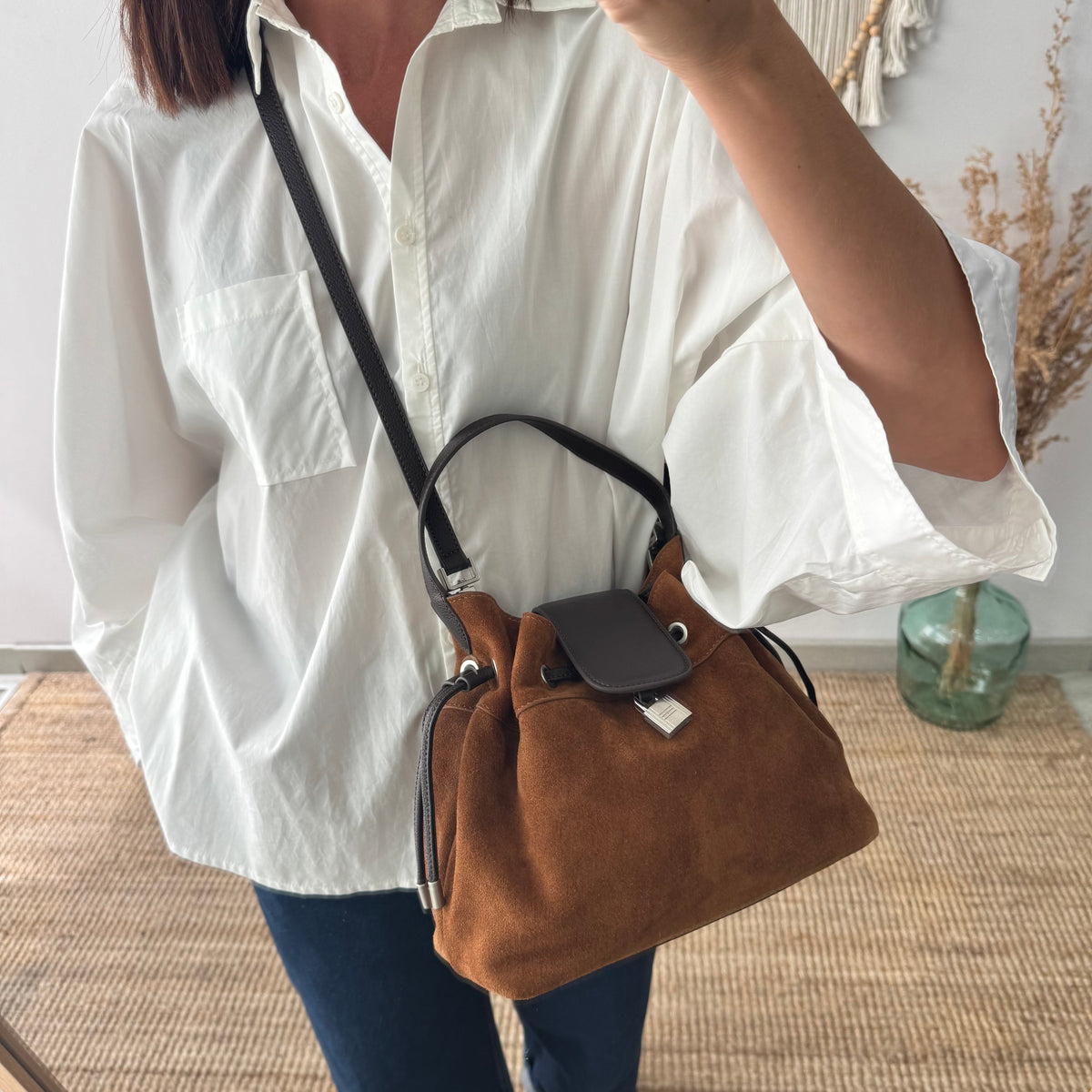 Bolso saco serraje y piel camel candado