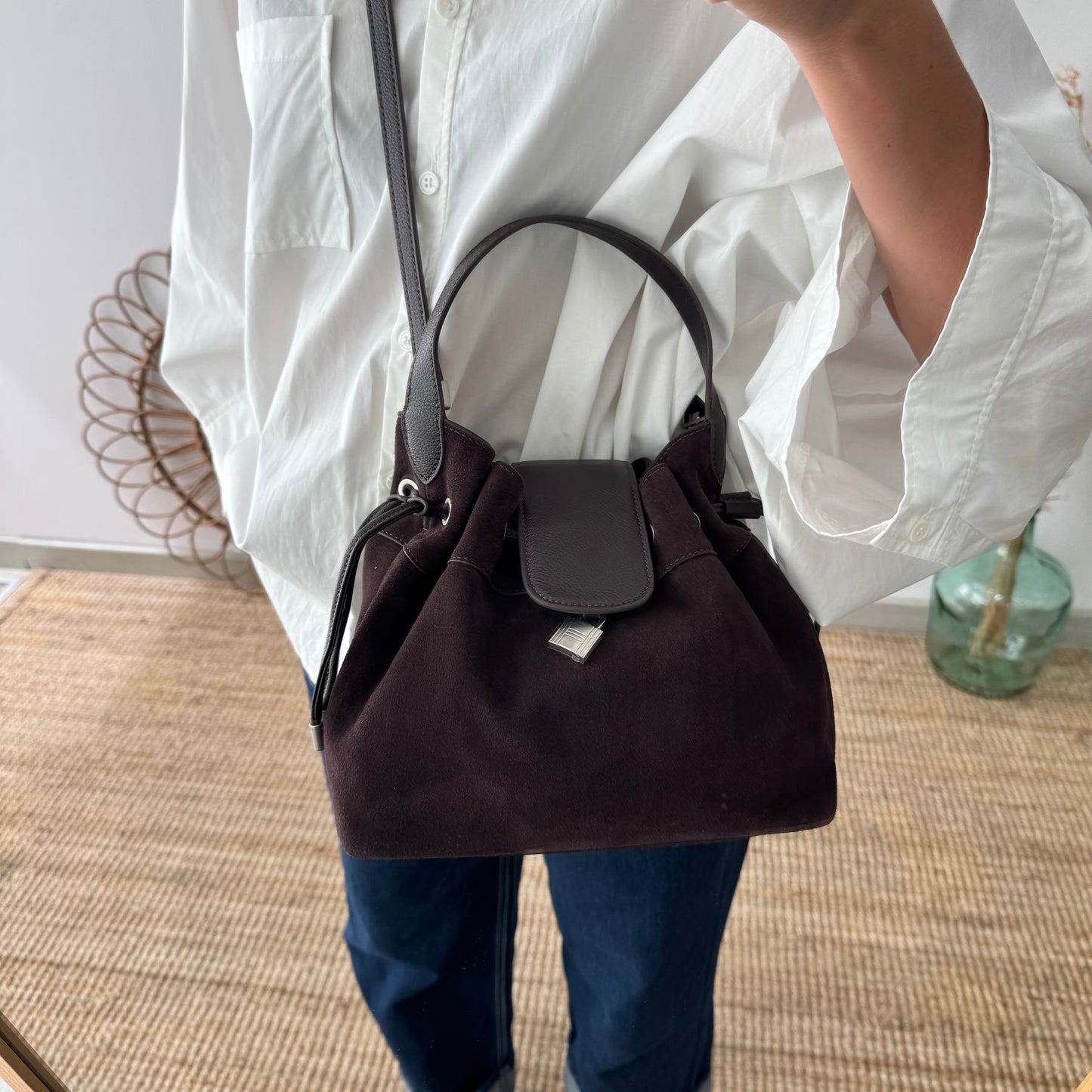 Bolso saco serraje y piel marrón chocolate candado