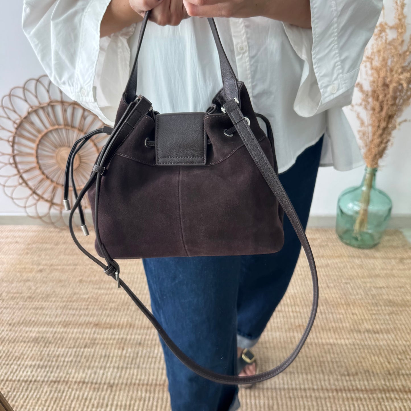 Bolso saco serraje y piel marrón chocolate candado