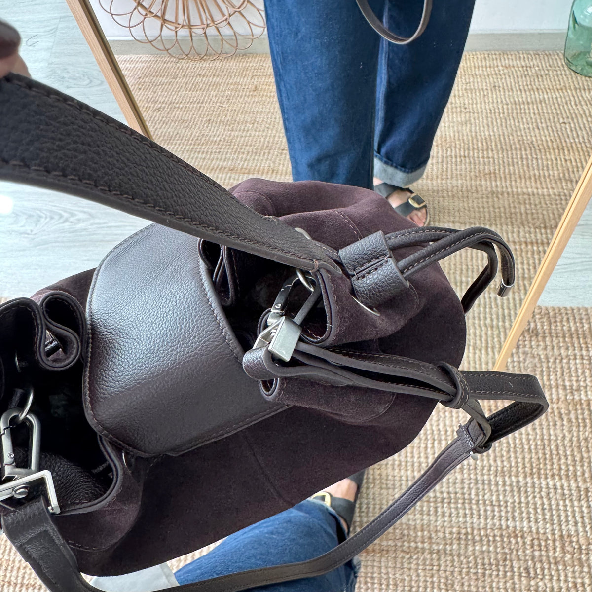 Bolso saco serraje y piel marrón chocolate candado