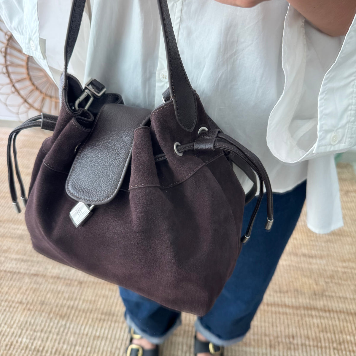 Bolso saco serraje y piel marrón chocolate candado