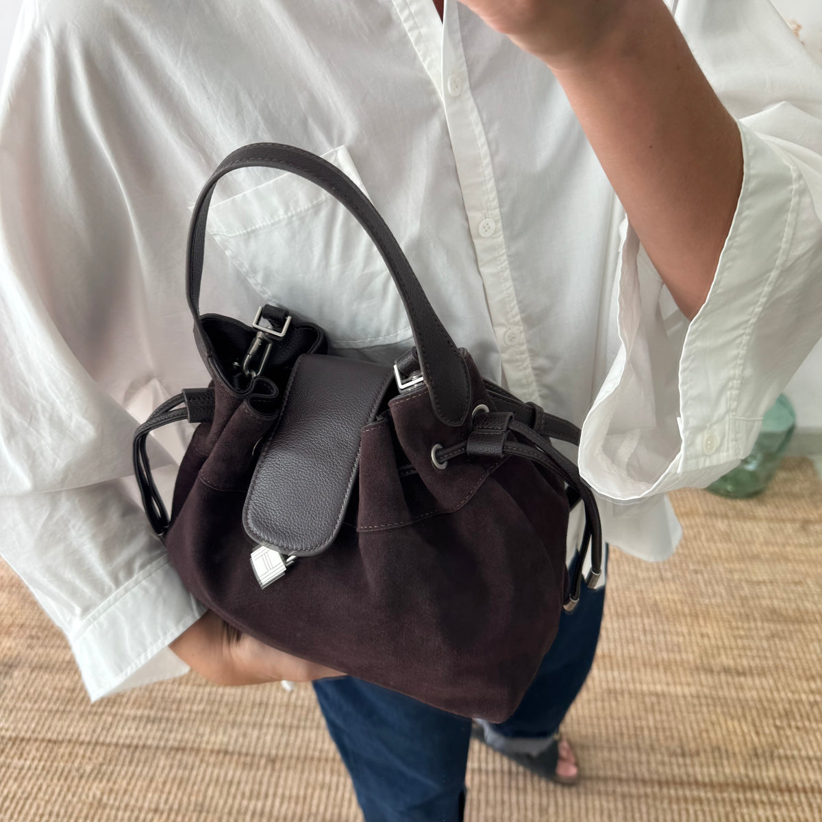 Bolso saco serraje y piel marrón chocolate candado