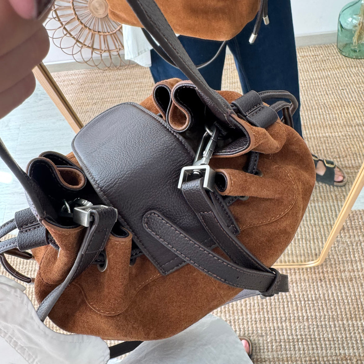 Bolso saco serraje y piel camel candado