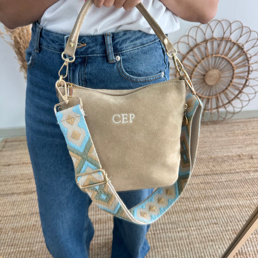 Bolso cremalleras serraje beige iniciales bordadas