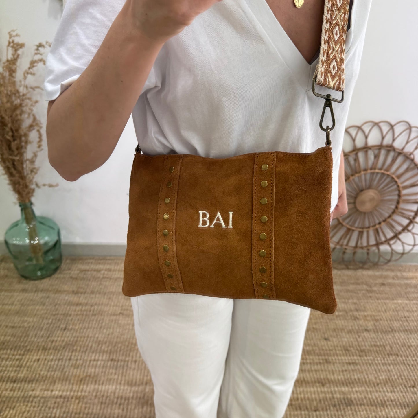 Bolso bandolera tachuelas serraje iniciales bordadas camel
