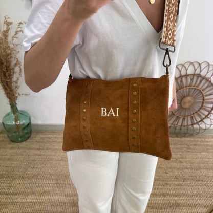 Bolso bandolera tachuelas serraje iniciales bordadas camel