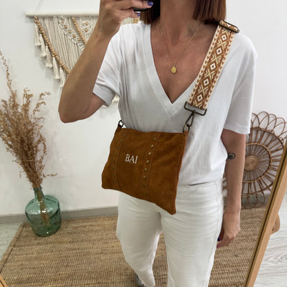 Bolso bandolera tachuelas serraje iniciales bordadas camel