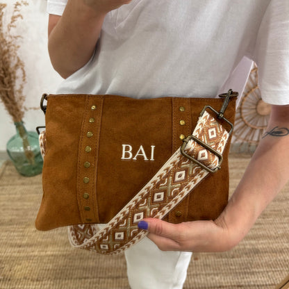 Bolso bandolera tachuelas serraje iniciales bordadas camel