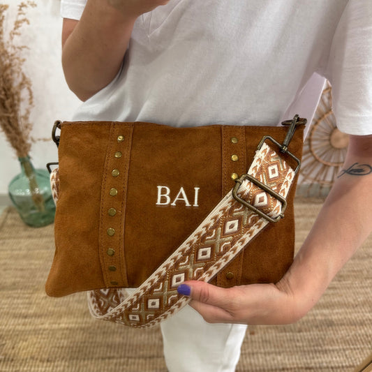 Bolso bandolera tachuelas serraje iniciales bordadas camel