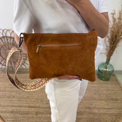 Bolso bandolera tachuelas serraje iniciales bordadas camel