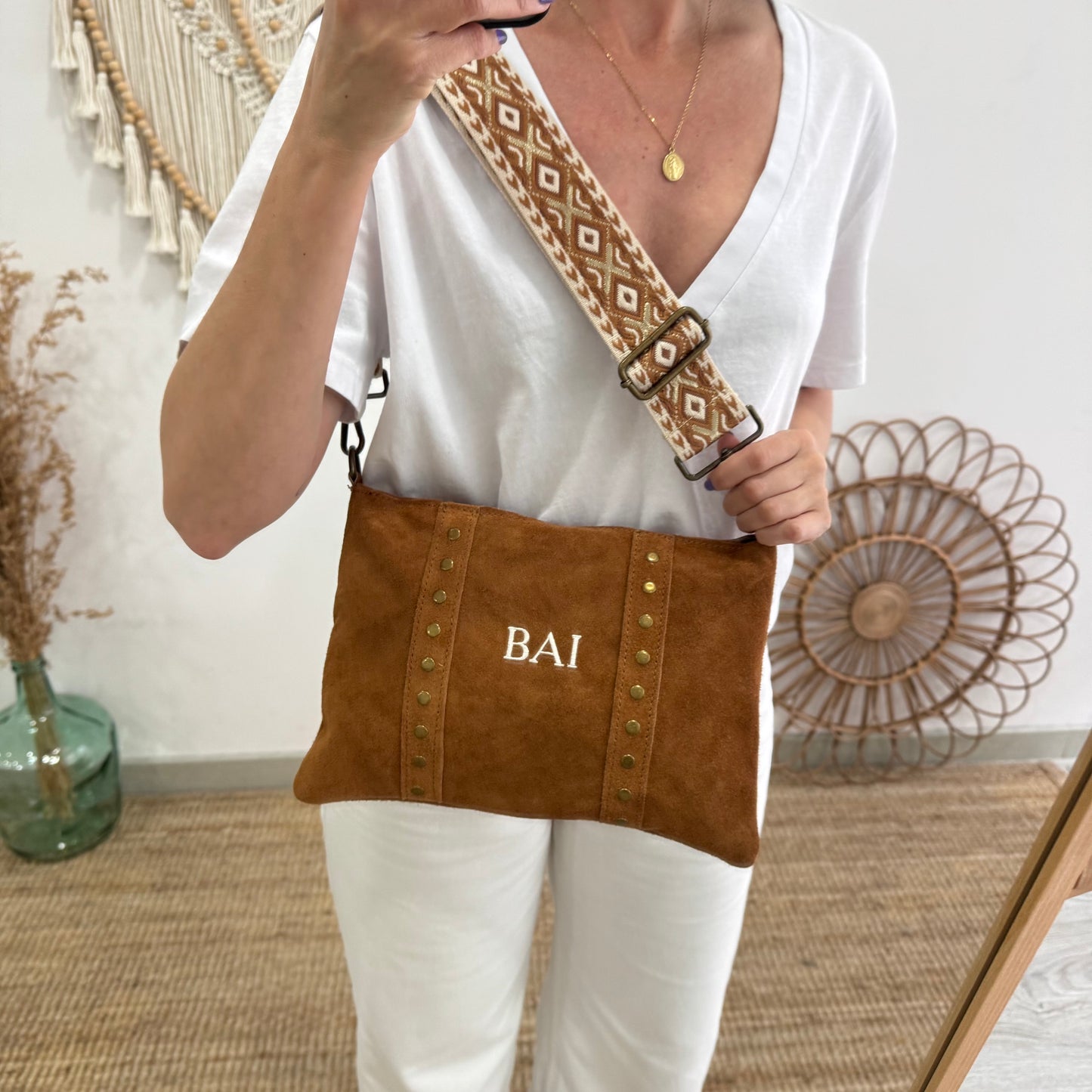 Bolso bandolera tachuelas serraje iniciales bordadas camel