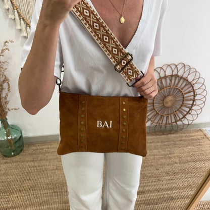 Bolso bandolera tachuelas serraje iniciales bordadas camel