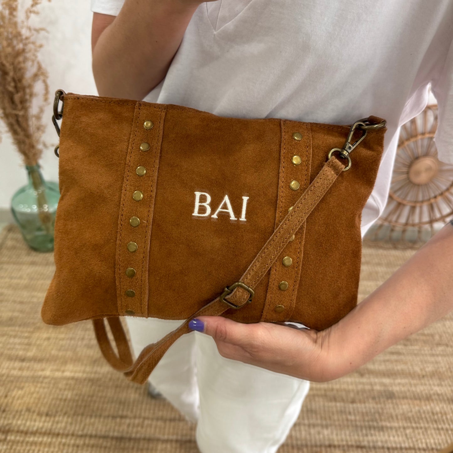 Bolso bandolera tachuelas serraje iniciales bordadas camel