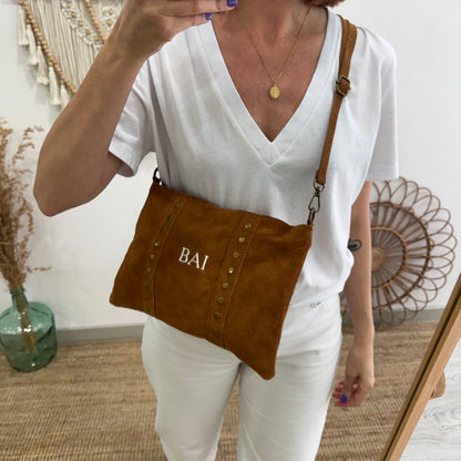 Bolso bandolera tachuelas serraje iniciales bordadas camel
