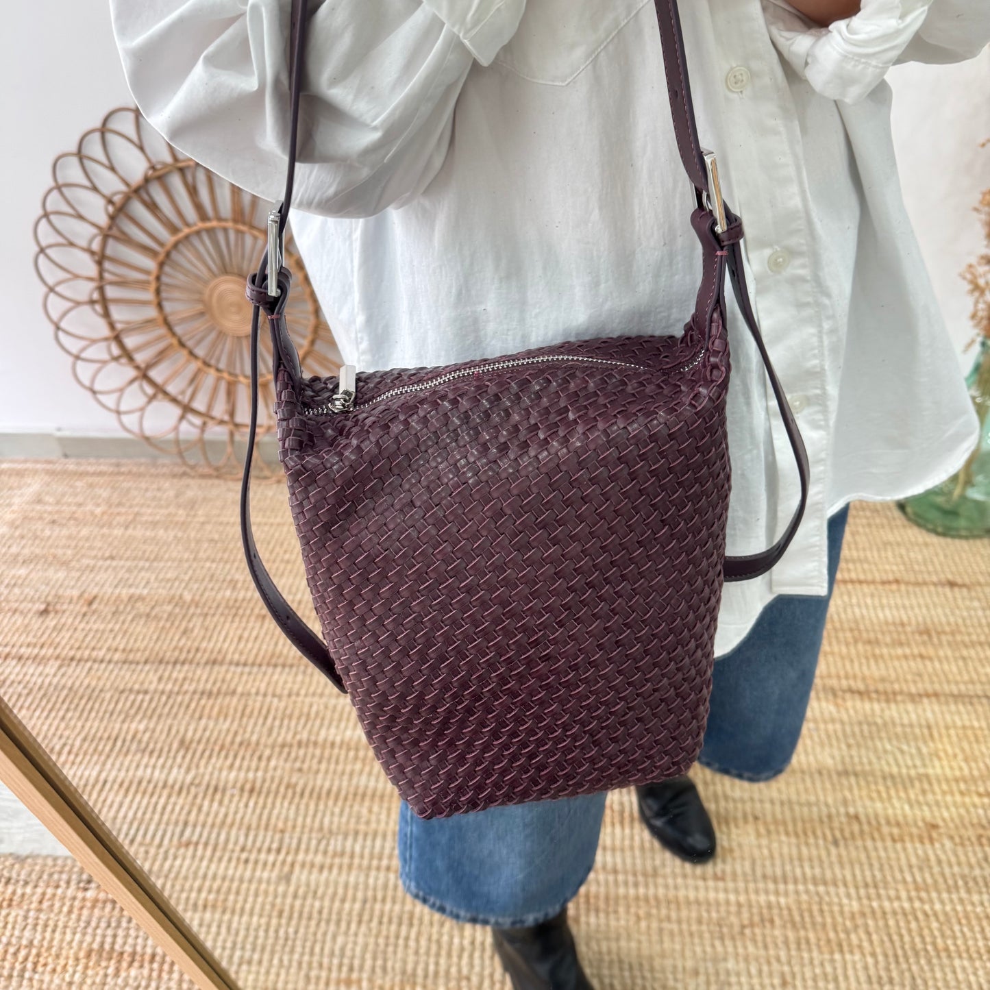 Bolso saco en piel trenzada cremallera granate