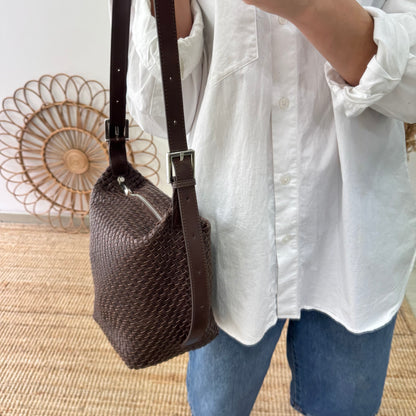 Bolso saco en piel trenzada cremallera marrón