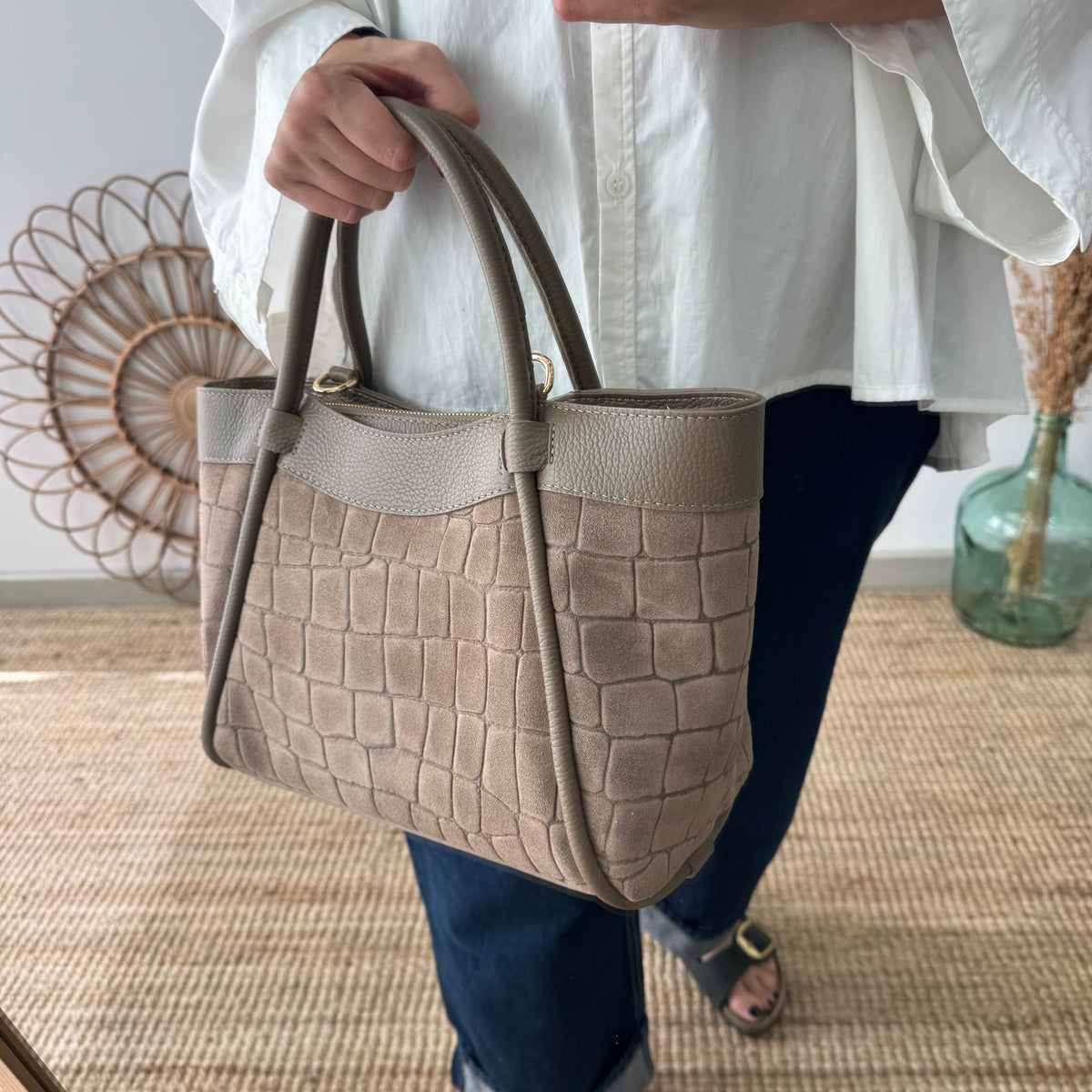 Bolso trapecio serraje y piel taupe