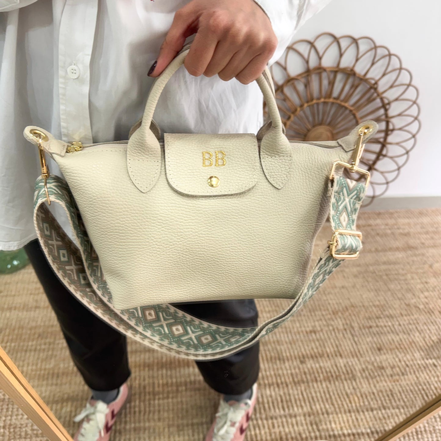 Bolso ovalado piel beige solapa iniciales bordadas