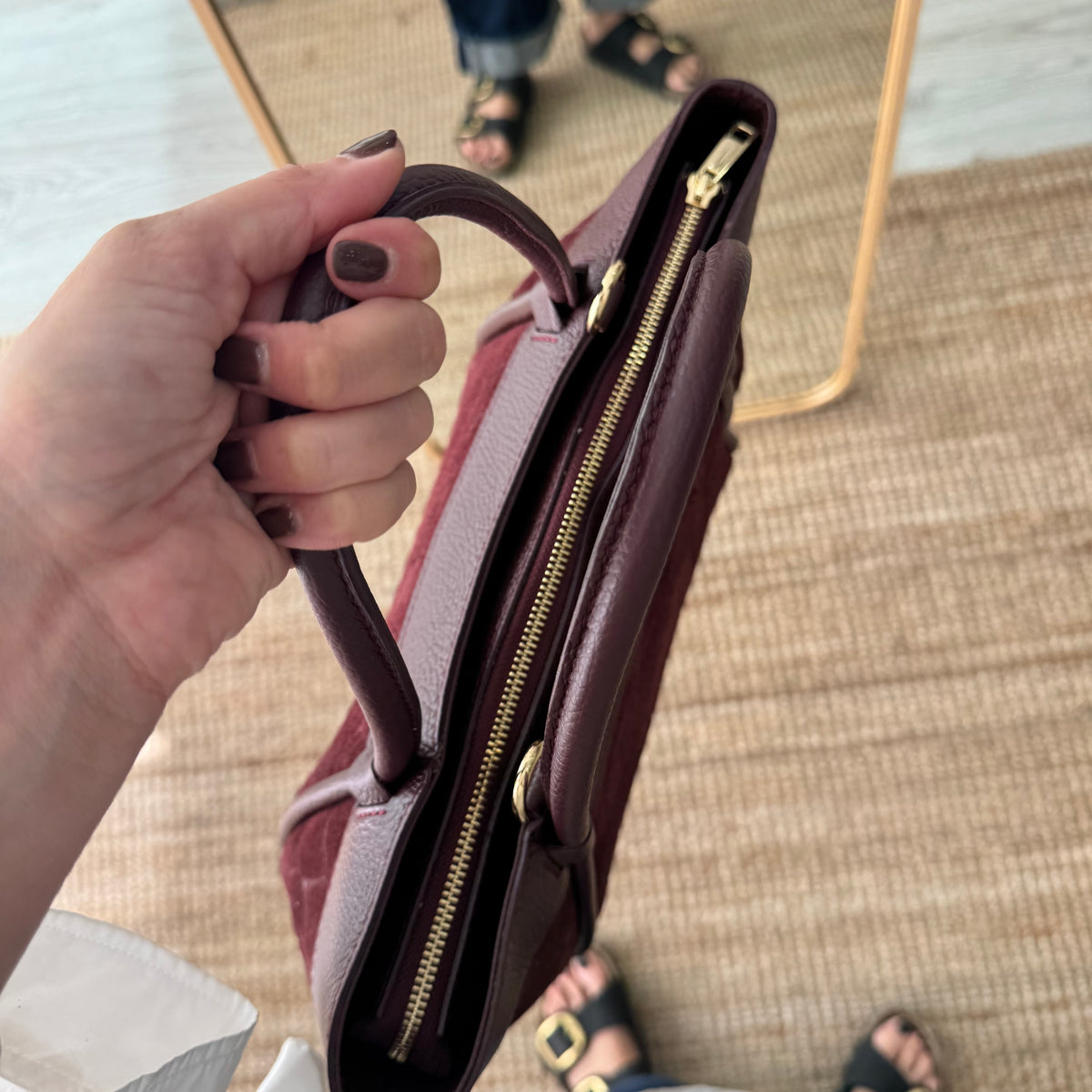 Bolso trapecio serraje y piel granate
