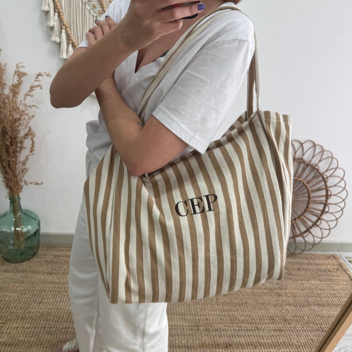 Bolsa loneta rayas taupe iniciales bordadas - Bubbleshopbcn