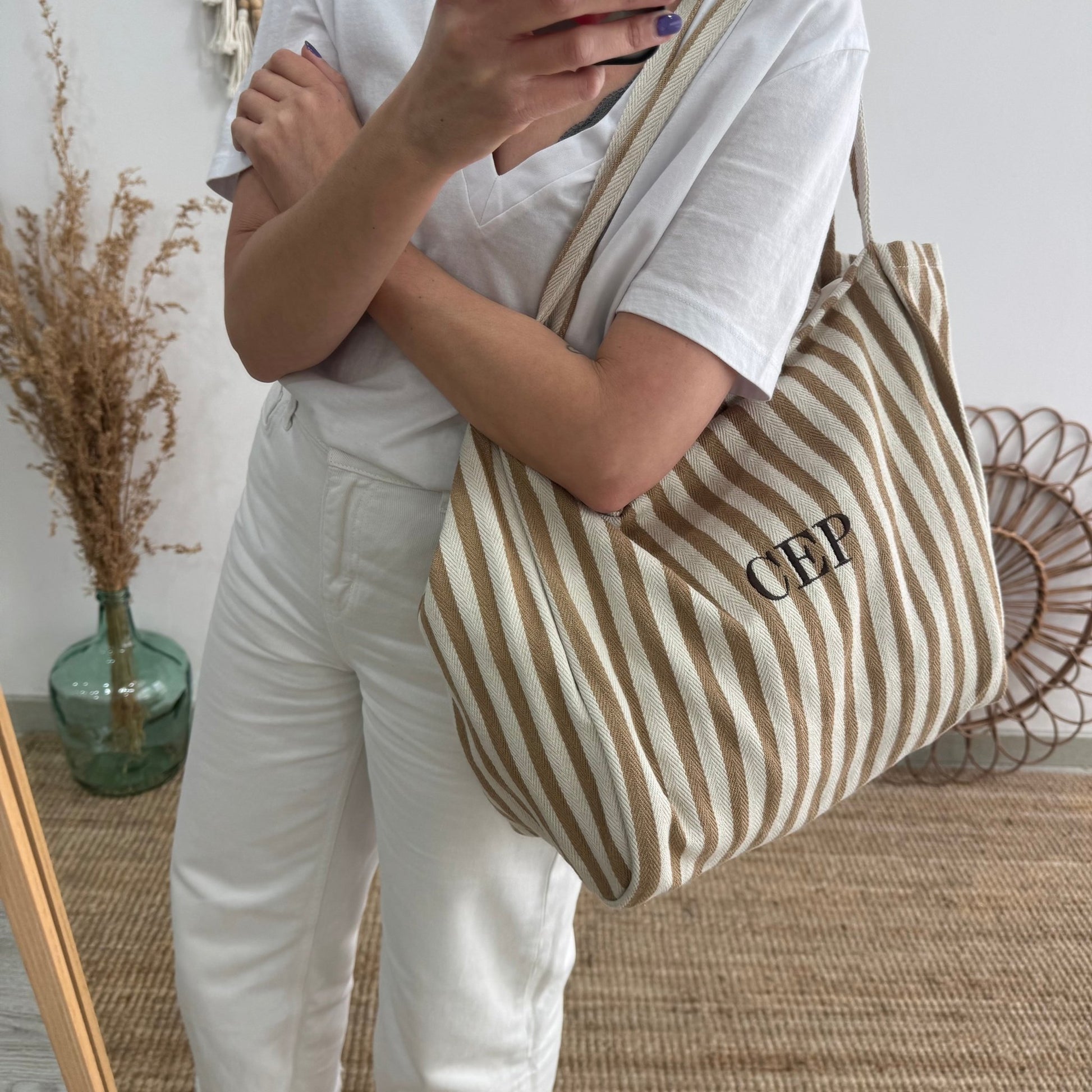 Bolsa loneta rayas taupe iniciales bordadas - Bubbleshopbcn