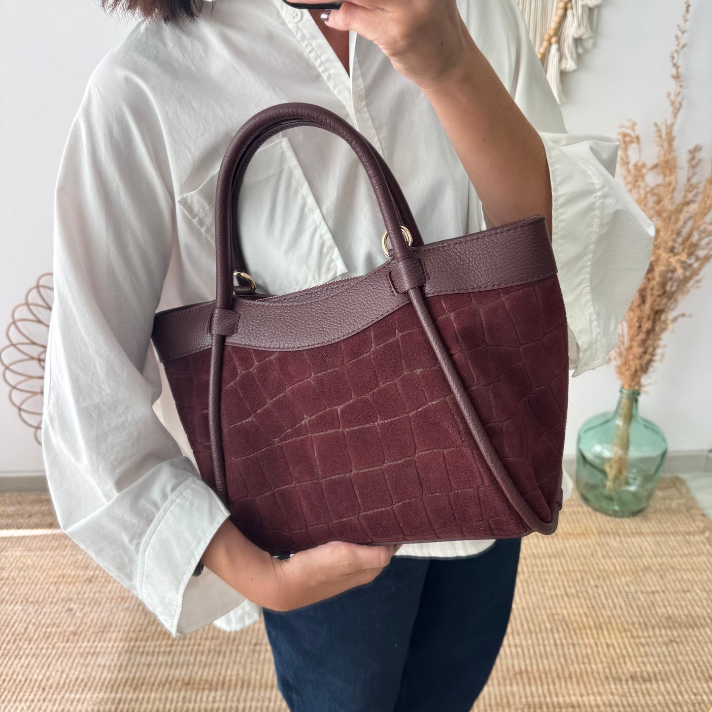 Bolso trapecio serraje y piel granate