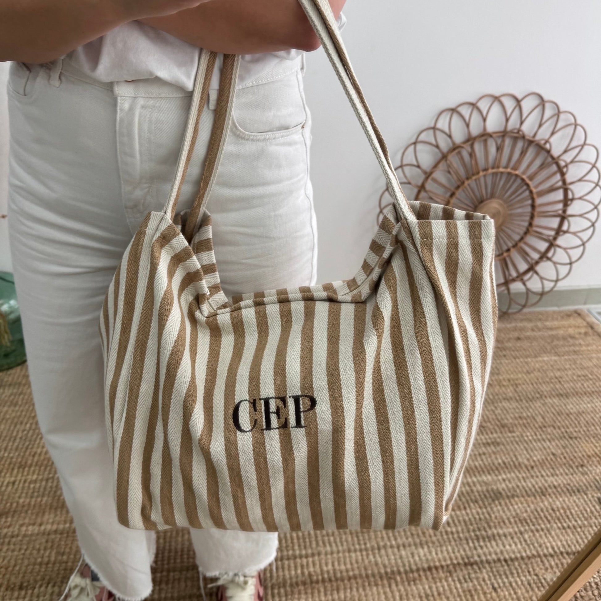 Bolsa loneta rayas taupe iniciales bordadas - Bubbleshopbcn