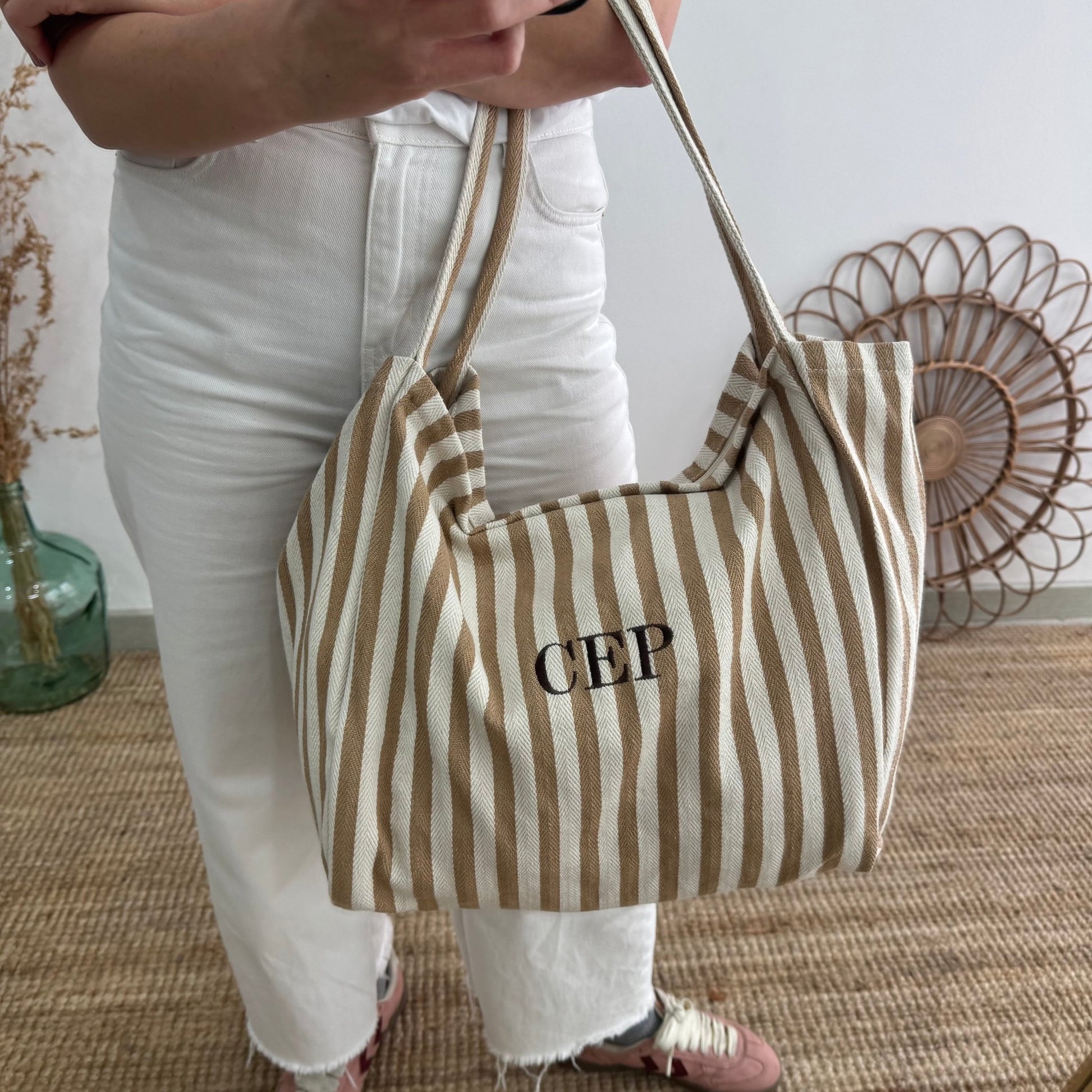 Bolsa loneta rayas taupe iniciales bordadas - Bubbleshopbcn
