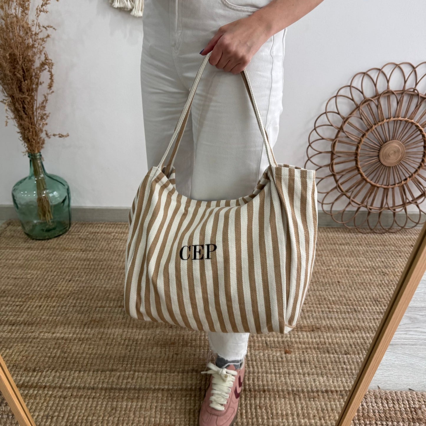 Bolsa loneta rayas taupe iniciales bordadas - Bubbleshopbcn