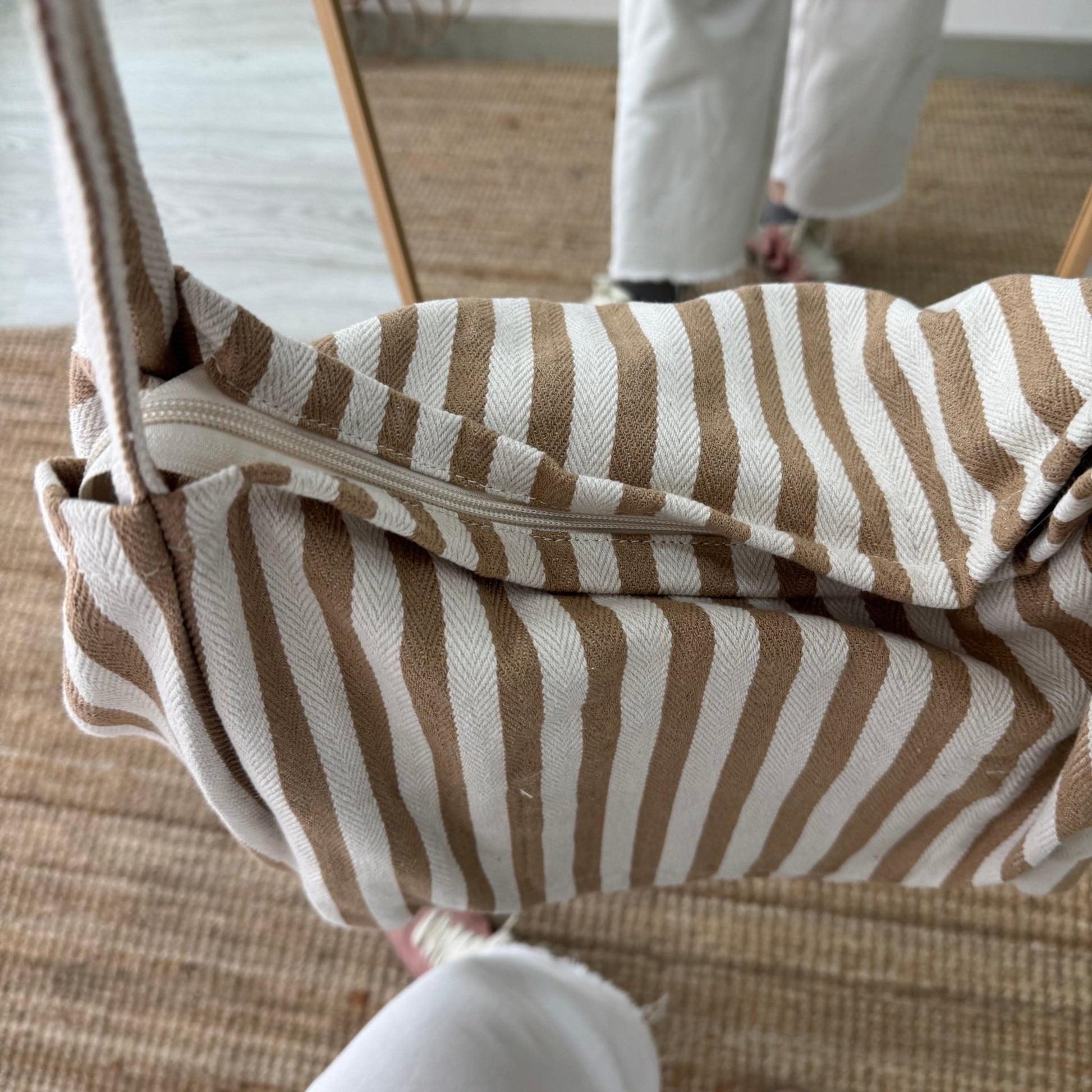 Bolsa loneta rayas taupe iniciales bordadas - Bubbleshopbcn