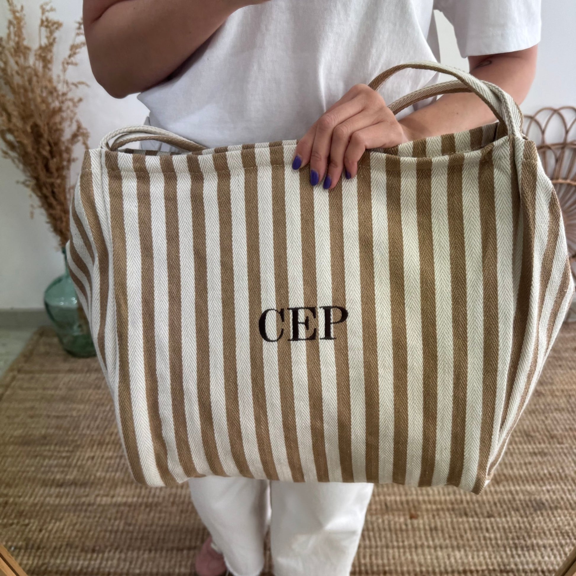 Bolsa loneta rayas taupe iniciales bordadas - Bubbleshopbcn