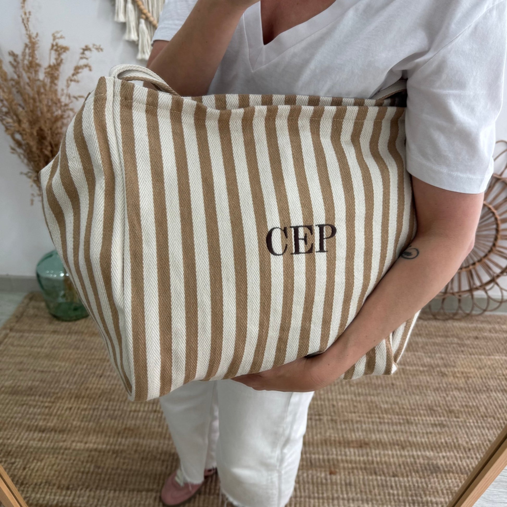 Bolsa loneta rayas taupe iniciales bordadas - Bubbleshopbcn