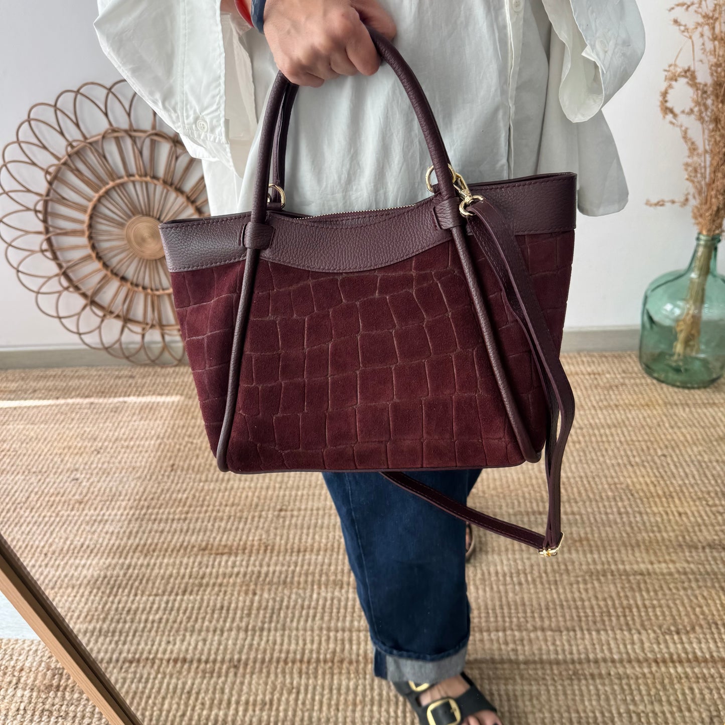 Bolso trapecio serraje y piel granate