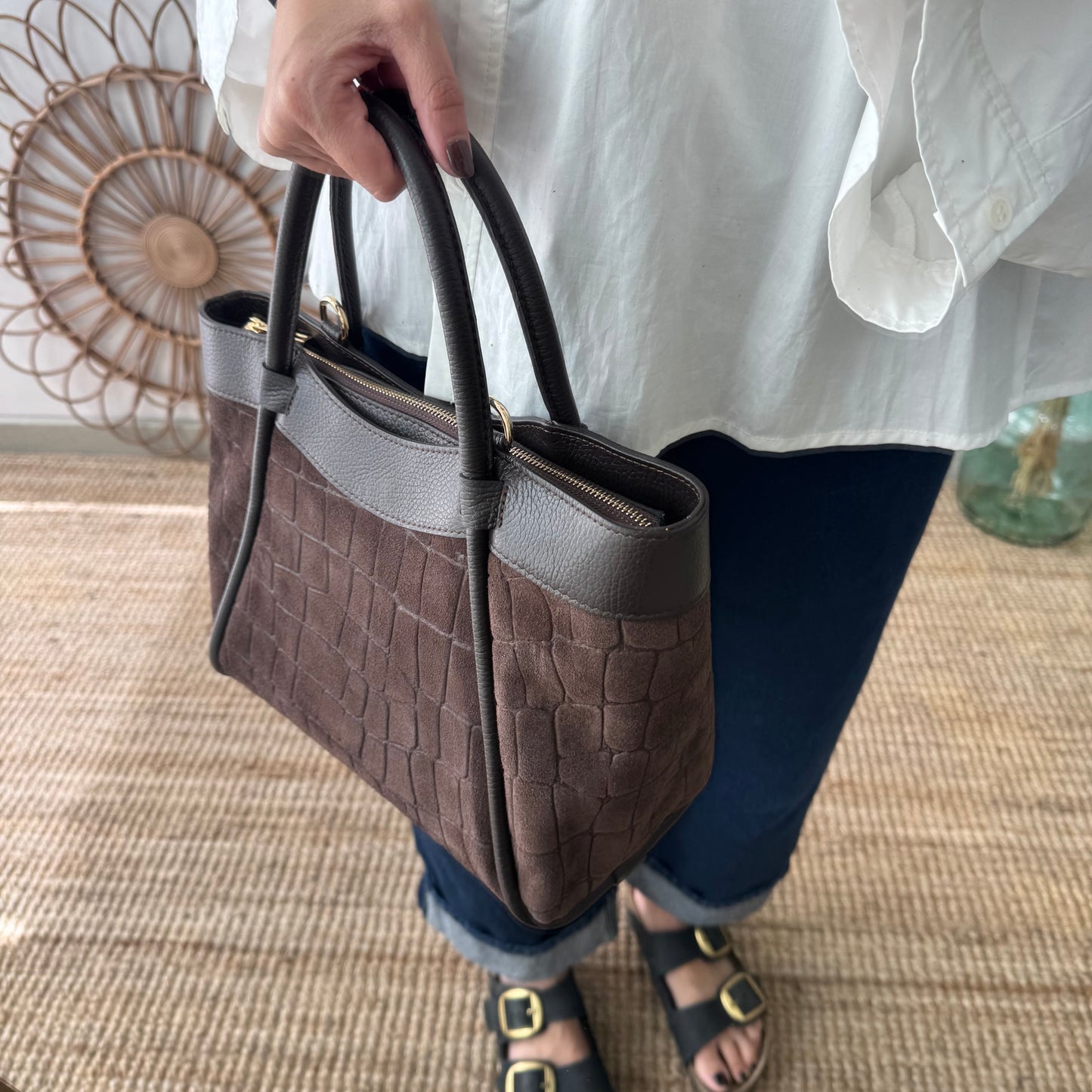 Bolso trapecio serraje y piel marrón chocolate